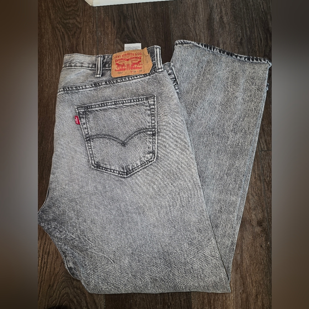MEN'S LEVIS 501 BUTTON FLY GRAY DISTRESSED JEANS USED IN GREAT CONDITION